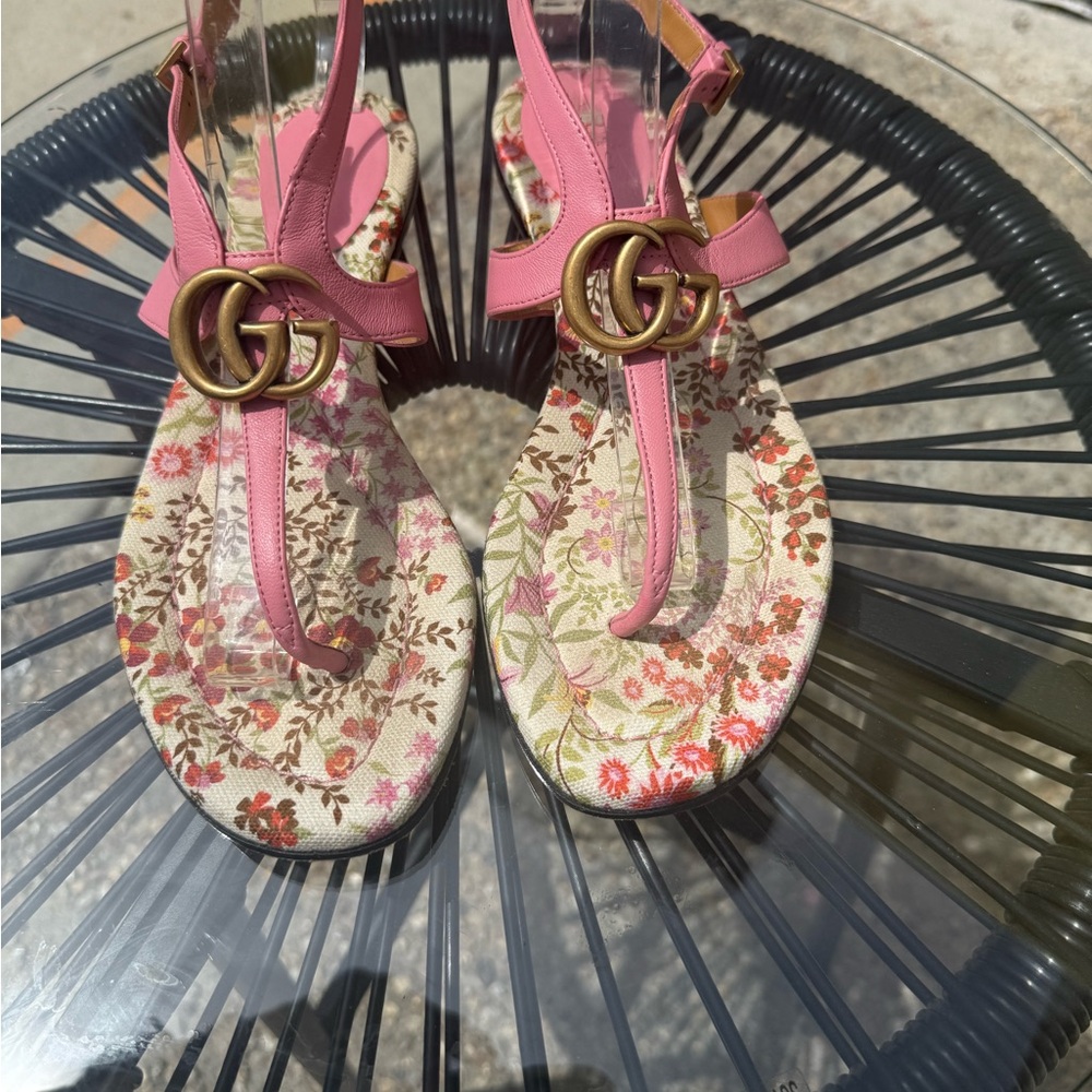Pink Gucci Thong Sandals with Gold Accent Logo /39